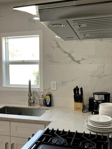 Η κουζίνα ή μικρή κουζίνα στο Fully remoded 1B1B Home in baldwin Park3369A
