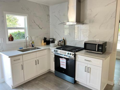 Η κουζίνα ή μικρή κουζίνα στο Fully remoded 1B1B Home in baldwin Park3369A