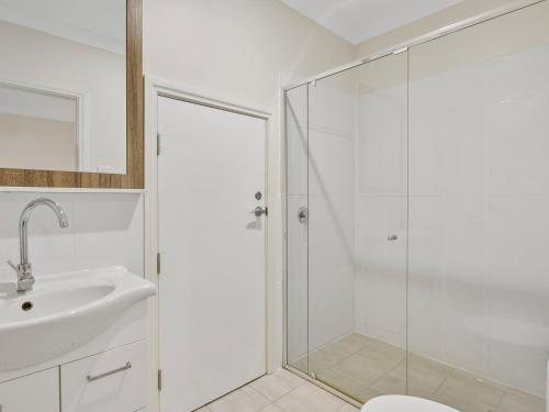 Ένα μπάνιο στο 6A Turnberry Drive