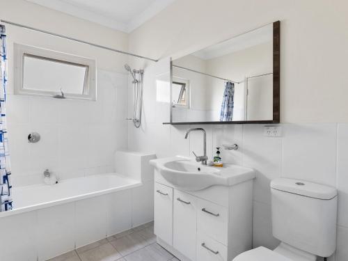 Ένα μπάνιο στο 6A Turnberry Drive