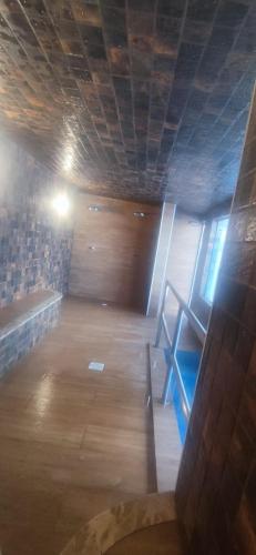 a room with a wooden ceiling and a ladder at Rio Quente-GO SERRA PARK com 2 camas de casal in Rio Quente