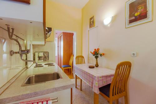 A kitchen or kitchenette at Apartment Oleander