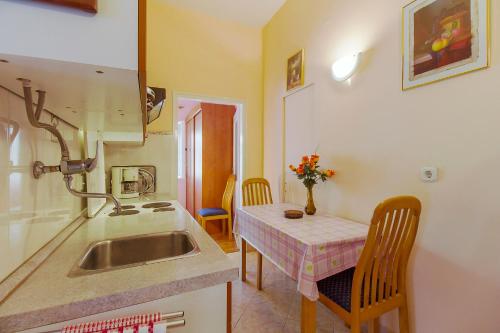 Apartments Oleander - Near Beach & Old Town with Parking