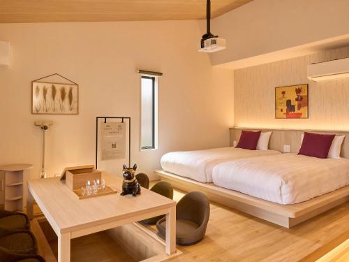 a bedroom with a bed and a table and chairs at Rakuten STAY Hakone Susuki Grass Fields in Sengokuhara