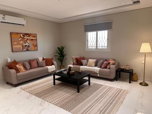 メディナにあるDowntown Apartments 7 Mins Drive to Al Masjid Nabwiのソファ2つとコーヒーテーブルのあるリビングルーム