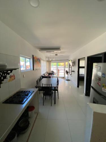 a kitchen and living room with a table and a kitchen and a dining room at Casa Vacacional ELA en Coveñas, frente al mar in Coveñas