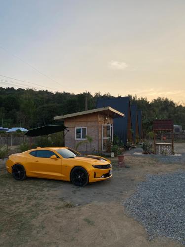 a yellow car parked in front of a house at Kabanya lu in San Juan