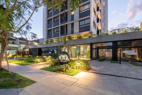 een gebouw met een bord ervoor bij Apartamento, Studio, Loft - GO Rio Branco, próximo HCPA e HPS in Porto Alegre