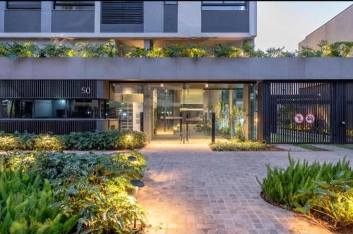 een gebouw met een loopbrug ervoor bij Apartamento, Studio, Loft - GO Rio Branco, próximo HCPA e HPS in Porto Alegre