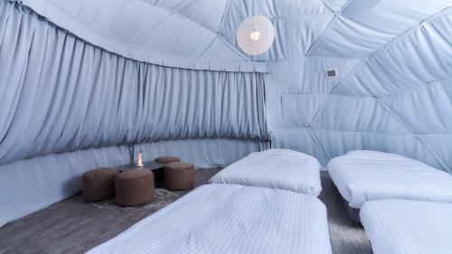 Postel nebo postele na pokoji v ubytování Mt FUJI RESORT GLAMPING Yamanakako