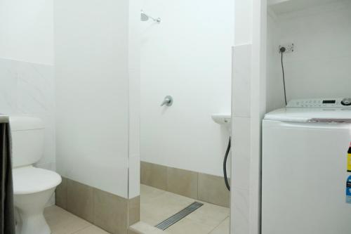 un bagno con wc e doccia in vetro di Cable Beach 4BR Resort Stay a Cable Beach