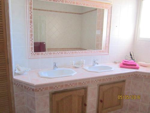 Villa ClaireLou في بيرتويس: حمام به مغسلتين ومرآة كبيرة