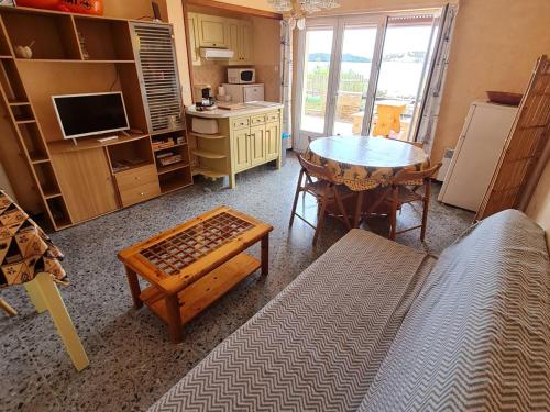 Photo de la galerie de l'établissement T2 en bord de mer à Six-Fours - Parking inclus - FR-1-316-347, à Six-Fours-les-Plages