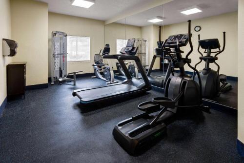 Fitness centrum a/nebo fitness zařízení v ubytování Days Inn by Wyndham Penn State