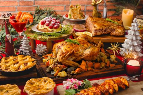 a thanksgiving table with a turkey and other foods at パプリカホテルです in Kisarazu