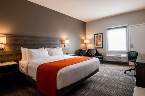 Кровать или кровати в номере Amsterdam Inn & Suites, Ascend Hotel Collection