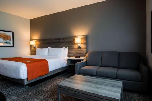 Кровать или кровати в номере Amsterdam Inn & Suites, Ascend Hotel Collection