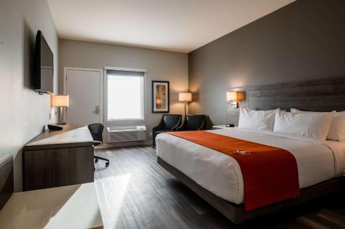 Кровать или кровати в номере Amsterdam Inn & Suites, Ascend Hotel Collection
