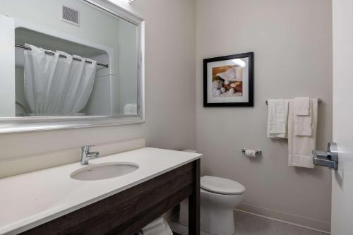 Ванная комната в Amsterdam Inn & Suites, Ascend Hotel Collection