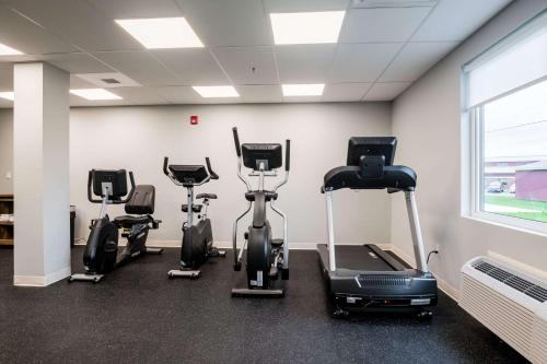 Фитнес-центр и/или тренажеры в Amsterdam Inn & Suites, Ascend Hotel Collection