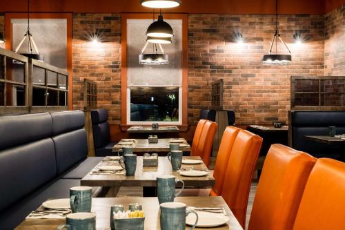 Гостиная зона в Amsterdam Inn & Suites, Ascend Hotel Collection
