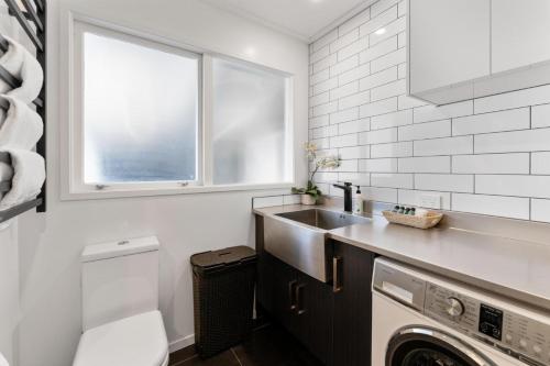 Kuchyň nebo kuchyňský kout v ubytování Bayview Lake Taupo