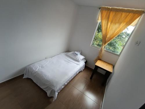 Un dormitorio pequeño con una cama y una ventana. en Confortable apartamento en Montenegro de 3 habitaciones, en Montenegro