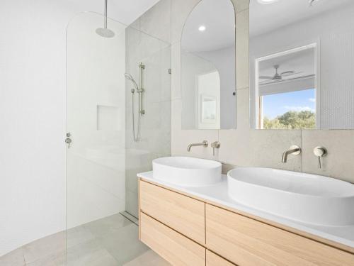 Baja on Cylinders - Beachfront Bliss في كينغسكليف: حمام أبيض مع مغسلتين ودش