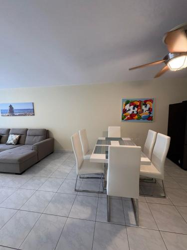 Ruang duduk di Bijou Villa Bloemond- 3BR-2BTH-pool Studio