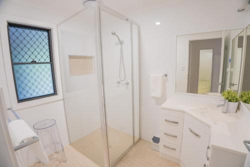 Koupelna v ubytování Amity Escape - Sleeps 12