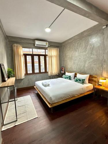 a bedroom with a large bed in a room at Siam Breeze Inn - Self Check-in in Bangkok