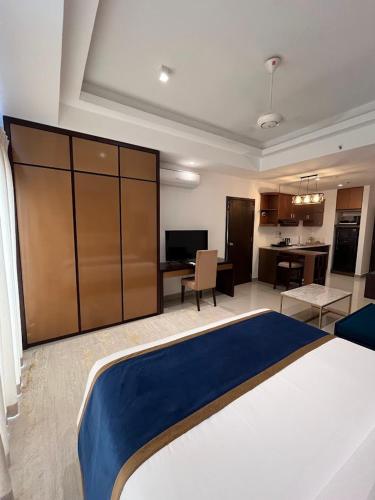 Postel nebo postele na pokoji v ubytování Negombo Ocean Breeze Luxury Studio by Serendib Vacation