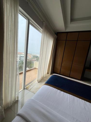 Postel nebo postele na pokoji v ubytování Negombo Ocean Breeze Luxury Studio by Serendib Vacation