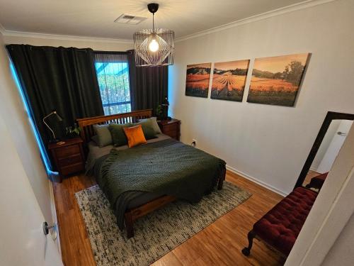 Ένα ή περισσότερα κρεβάτια σε δωμάτιο στο Home away from Home
