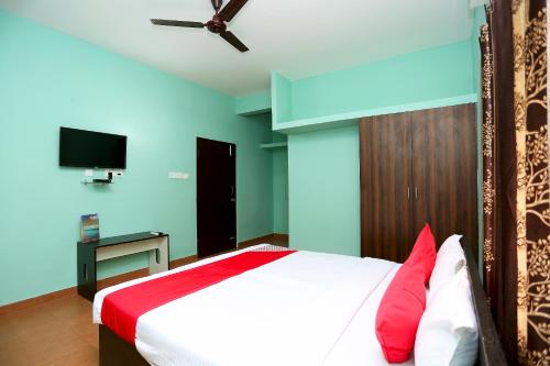 TV a/nebo společenská místnost v ubytování Super OYO 17276 The Maple Tree Hotels
