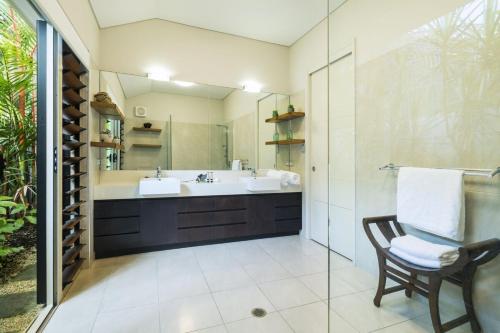Ένα μπάνιο στο A PEARL on Absolute Beachfront!