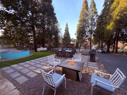 格罗夫兰Downtown-Pool,Firepit,Trees, WFH-No gate fee like PML的一组椅子和一张桌子,一个壁炉