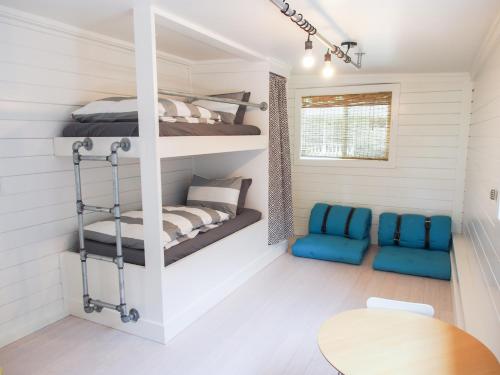 ein Zimmer mit zwei Etagenbetten und einem Tisch in der Unterkunft Peaceful Sonoma Oasis with Pool in Sonoma