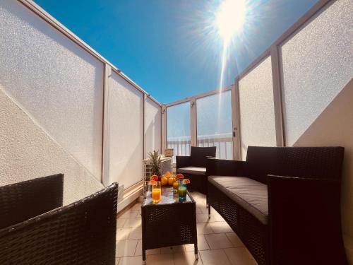- un balcon avec des chaises et une table avec des fruits dans l'établissement Sun and Beach of Palavas, à Palavas-les-Flots