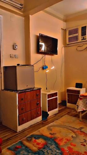 a living room with a tv on the wall at وسط البلد البلدوزر بجوار مستشفي النيل التخصصي in Aswan