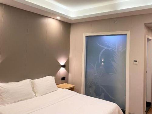 Postel nebo postele na pokoji v ubytování 7 Days Inn Fucheng Wu Gongci Gaodeng East Street Binjiang Road
