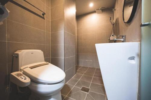 Bilik mandi di B&F Hotel