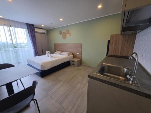 Ένα ή περισσότερα κρεβάτια σε δωμάτιο στο Coastal Chic Studio Apt T3-633