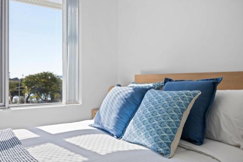 Ένα ή περισσότερα κρεβάτια σε δωμάτιο στο Inviting 2BR Stay by the Sand at Rockingham