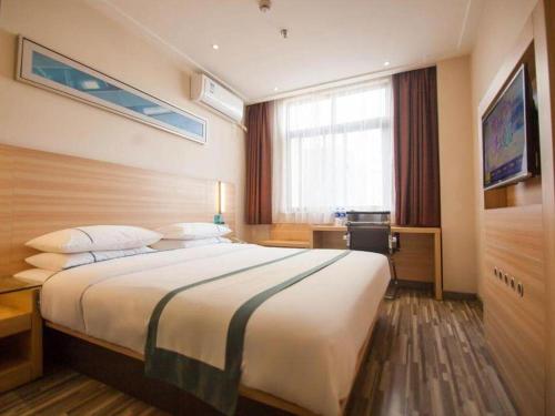 a hotel room with a large bed and a window at City Comfort Inn Yichang Dongshan Three Gorges University Shuiyuecheng in Yichang