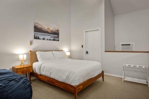 Una cama o camas en una habitación de Paddle & Pine - Lake Views & Private Dock Access