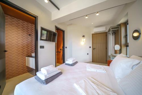 Ένα ή περισσότερα κρεβάτια σε δωμάτιο στο Sun Bliss Villa, wrapped in blue