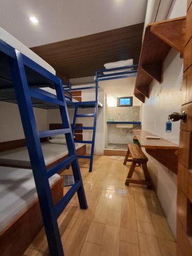 una habitación con una litera y una escalera en San Juan Hostel, en Sampong
