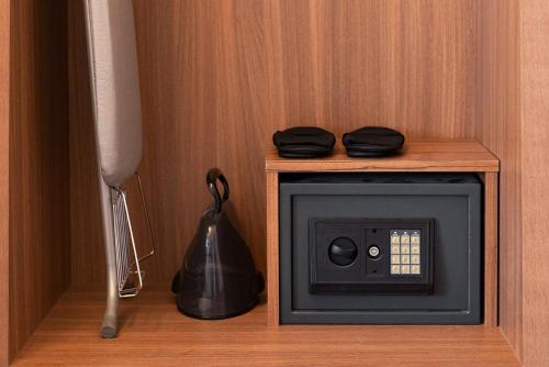 un piccolo forno a microonde in un angolo di una stanza di The OneFive Villa Fukuoka - Vacation STAY 33467v a Fukuoka