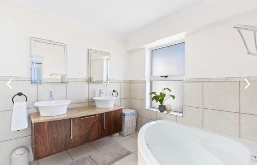 ein Badezimmer mit Badewanne, Toilette und Waschbecken in der Unterkunft The Continental Sea Spray in Cape Town